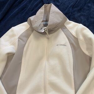 Like new!! Columbia women’s jacket large